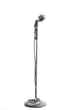 Micr&oacute;fono retro sobre fondo blanco