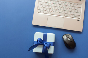 Teclado de computadora y regalo de color azul