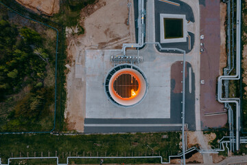 Obraz premium Closed-type flare system at a petrochemical plant