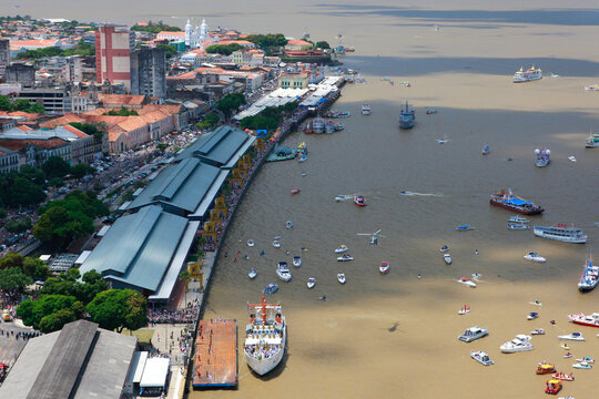 Boats at Guajar&aacute; Bay, taking part in C&iacute;rio Fluvial, part of C&iacute;rio de Nazar&eacute;, the largest Marian procession of the world, which happens every October in Bel&eacute;m, Par&aacute;, Amazon, Brazil. October, 2017.