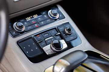 Close-up of the accelerator handle, radio, navigator and other setting buttons.