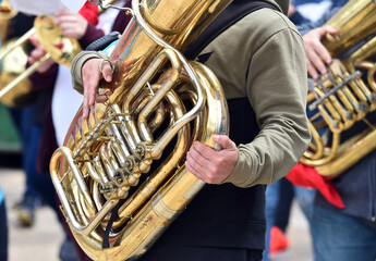 tuba, un instrumento musican de aire
