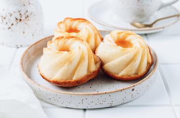 Cottage cheese cakes with mango sauce and latte