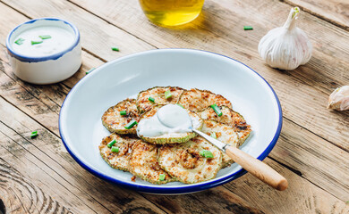 Breaded zucchini with garlic sauce