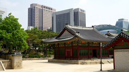 Fototapeta premium 대한민국 서울 시청앞 덕수궁 내부 궐 과 지붕 벽돌 문양들