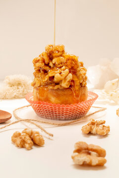 Bolo de nozes com deliciosa calda de caramelo. Torre de Nozes. Food styling.