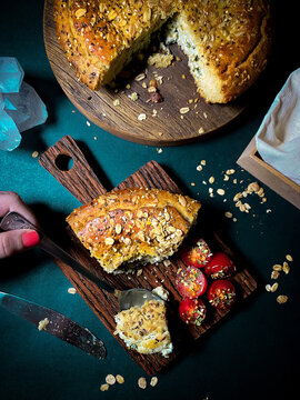 Torta r&uacute;stica de espinafre, acompanhada de tomates cereja com t&aacute;buas em madeiras r&uacute;sticas e cristal.