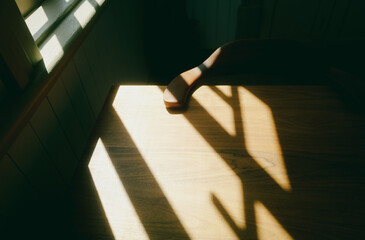 レトロな窓から光が射し込むすっきり片付けられた部屋の机と椅子