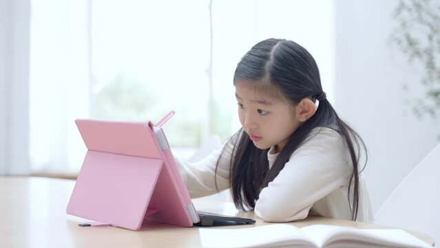 タブレットを使って学習をする女の子