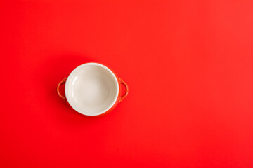 赤いクロスに置かれたお皿　background	