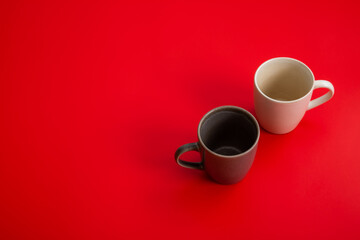 赤背景に映える食器　Tableware