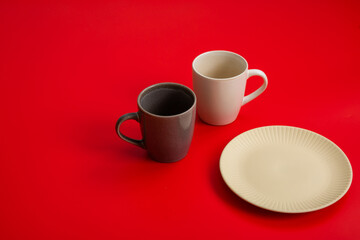 赤背景に映える食器　Tableware