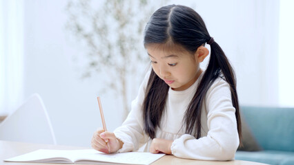 鉛筆とノートで勉強をする女の子