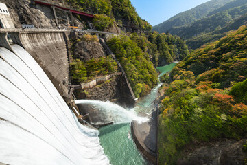 日本　鳴子ダムの観光すだれ放流