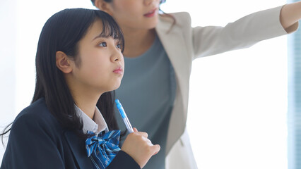 塾で授業を受ける女子学生