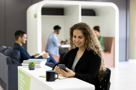 Jovens Em Ambiente De Trabalho Colaborativo