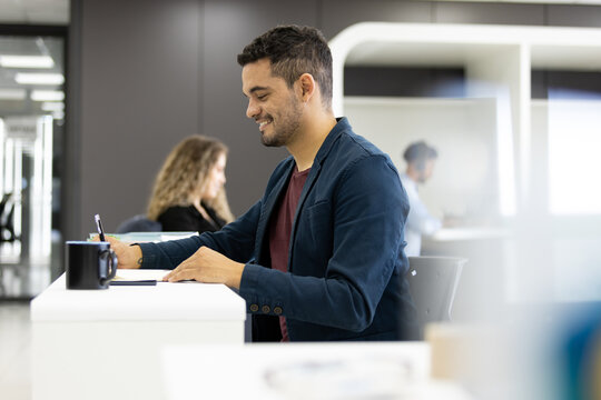 Jovens Compartilhando O Mesmo Ambiente De Trabalho