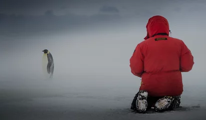 Zelfklevend Fotobehang Antarctische ontdekkingsreiziger en keizerspinguïn © Stuart