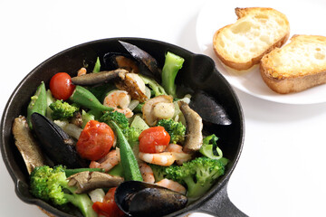 美味しそうなスペイン料理アヒージョの食事風景（シンプル白背景）