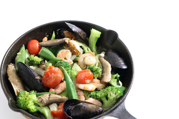 美味しそうなスペイン料理アヒージョとコピースペース（シンプル白背景）