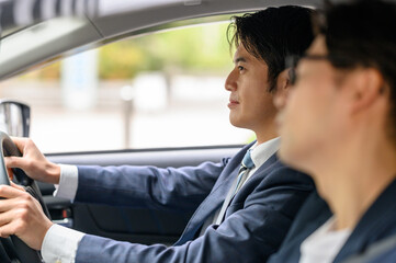 運転する男性と助手席で寝ている男性