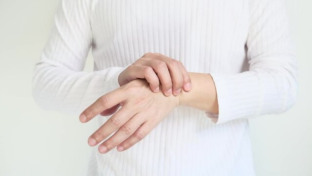 Men relieve wrist and thumb pain. He squeezed his thumb and wrist. He had a tendon injury. Arthritis of the wrist and office syndrome