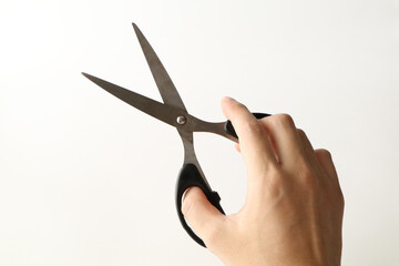 右手のハサミを持つポーズ（シンプル白背景）