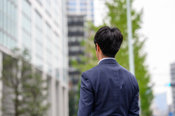 都会に佇むビジネスマン　後ろ姿　ポートレート