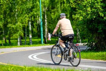 Naklejka premium Cyclist ride on the bike path in the city Park 