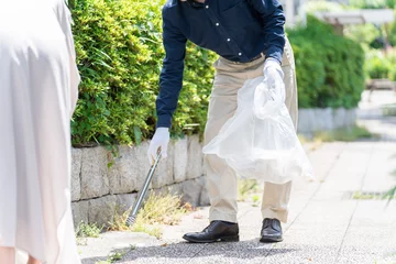 Poster ボランティアでゴミ拾いをする人々（清掃・掃除・社会貢献） © polkadot