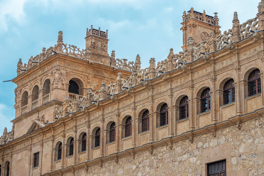 Cornisa ornamentada de estilo plateresco en el palacio de Monterrey siglo XVI en Salamanca, Espa&ntilde;a