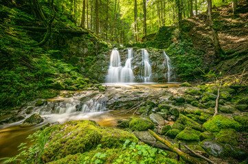 Wunderschöner Wasserfall im dichten Wald ( Salzburger Land )
