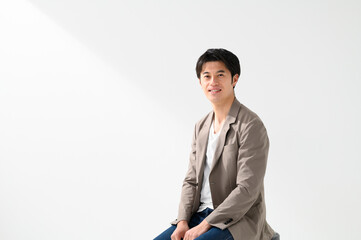 カメラ目線のカジュアル男性　ポートレート