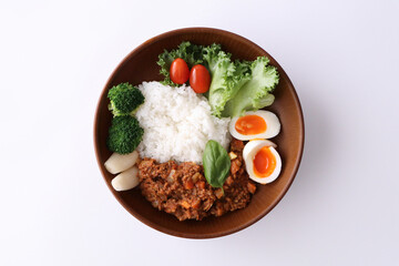美味しそうなキーマカレー（シンプル白背景）