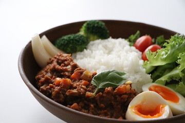 美味しそうなキーマカレー（シンプル白背景）