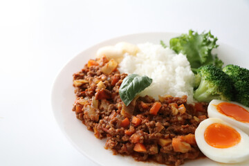 美味しそうなキーマカレー（シンプル白背景）