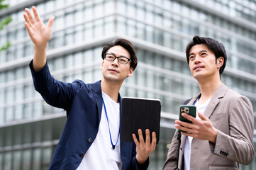 カジュアル男性2人のビジネスイメージ　