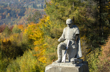 Obraz premium Pass Nemchich. Carpathians. Ukraine. October 11, 2013; A destroyed monument to a Soviet soldier among the Carpathian mountains.