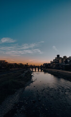 川沿い　夕方　空