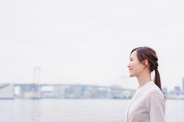 Fototapeta premium 外の空気を感じながら歩くビジネスウーマン