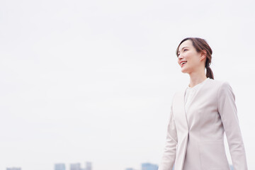 外の空気を感じながら歩くビジネスウーマン