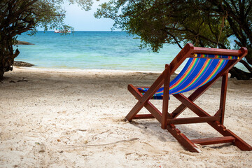 Playa paradisíaca sin gente, con reposera vacia