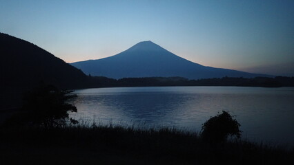 田貫湖から日の出前の富士山の風景。