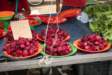 Roselles, ou groseille pays, fruits sur le marché de Saint-Laurent-du-Maroni en Guyane Française