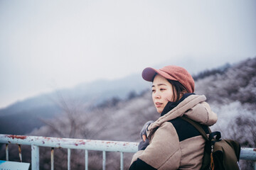 Naklejka premium 冬山と女性