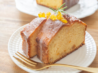切り分けたオレンジのパウンドケーキ