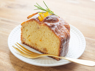 切り分けたオレンジのパウンドケーキ