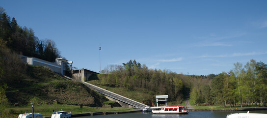 Quelques bateaux s'apprêtent à emprunter le plan incliné d'Arzviller dans le Bas-Rhin en Alsace et qui grâce à ce merveilleux ouvrage n'auront pas à franchir 17 écluses
