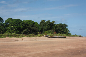 Petit canot sur une plage de sable doré sur la côte Atlantique en Guyane Française à Awala Yalimapo par une journée ensoleillée 