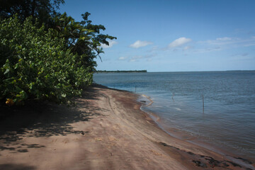 Plage de sable doré sur la côte Atlantique en Guyane Française à Awala Yalimapo par une journée ensoleillée 